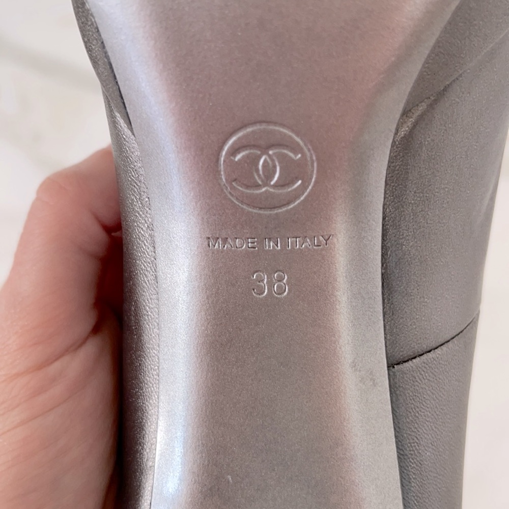 CHANEL CC Platinum Leather Pumps w Camellia - Picture 7 of 11